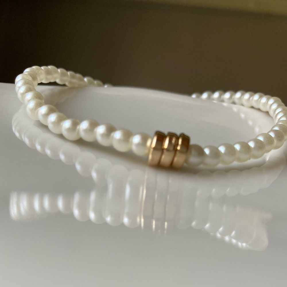 Elegant Pearl Bracelet with Gold Accents